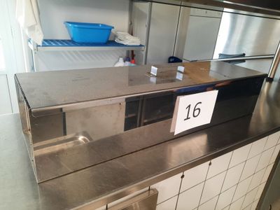 un plan de travail en acier inoxydable sur lequel est posée une pancarte