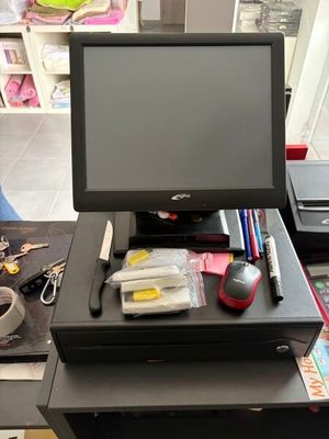 un bureau sur lequel se trouvent un écran, un clavier, une souris et d'autres fournitures de bureau