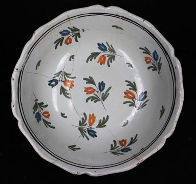 Jatte en faïence décor polychrome de fleurs.