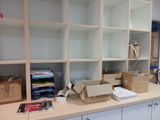de nombreuses boîtes sur le comptoir dans la pièce