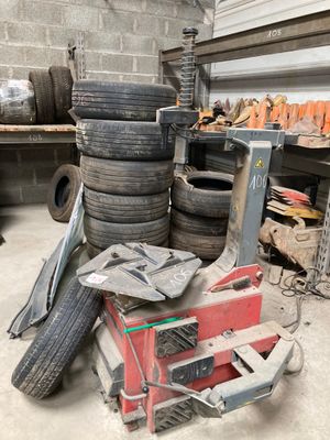 un tas de vieux pneus et d'autres objets dans un garage