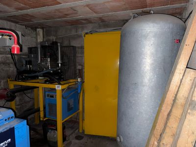 une pièce avec une porte jaune et un réservoir en métal