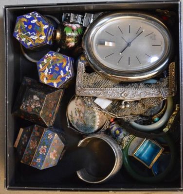 une boîte noire avec une horloge et de nombreux objets divers à l'intérieur