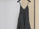 La robe est suspendue à un portant dans une pièce.