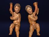 une paire de cendrilles en bois sculpté représentant deux cendrilles