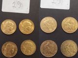 Il y a quelques pièces d'or sur une table, accompagnées d'une étiquette indiquant leur prix