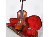 un vieux violon repose dans son étui sur un fond blanc