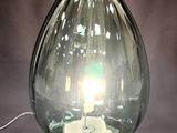 une lampe en verre posée sur une table