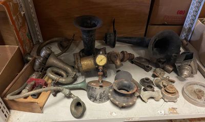 de nombreux types de tuyaux et de vannes sur la table