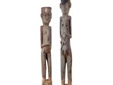 une paire de figurines en bois sculpté représentant un homme et une femme