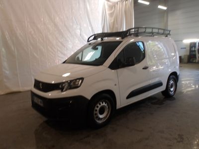 la photo d'une camionnette blanche garée dans un garage