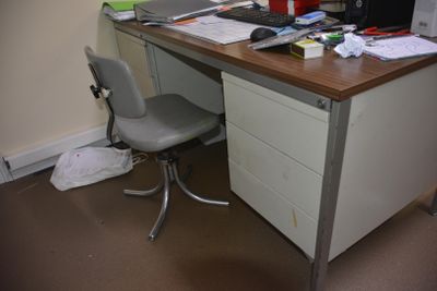 Sur désignation. Bureau mélaminé droit, métal, plateau mélaminé, une c