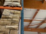 une grande quantité de cartons empilés sur un rayonnage dans un entrepôt