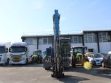 de nombreux camions garés sur un parking