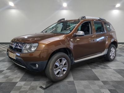 une photo d'une dacia marron garée sur un sol en damier
