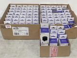 Plusieurs cartons contenant des chaussures bleues et blanches sont empilés les uns sur les autres