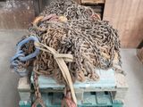 un tas de chaînes sur une palette dans un entrepôt