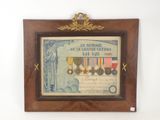 une photo d'un tableau encadré représentant une collection de médailles