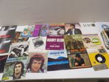 une table sur laquelle sont posés de nombreux disques et CD
