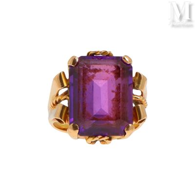 une image représentant une bague en or sertie d'une pierre violette