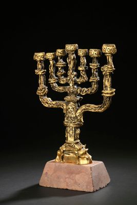 une menorah plaquée or à quatre branches, posée sur un socle en marbre