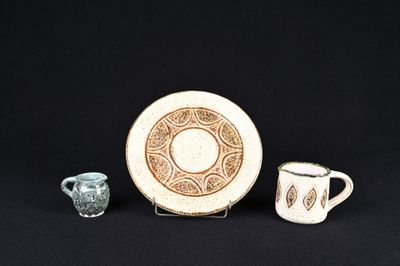 une assiette et une tasse posées l'une à côté de l'autre sur une table