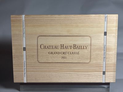 gros plan d'une boîte en bois portant une étiquette