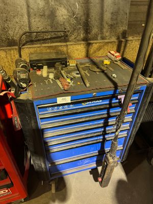 de nombreux outils posés sur une boîte à outils
