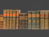 un grand nombre de livres empilés les uns sur les autres