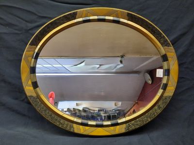 un miroir posé sur une table