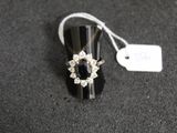 une bague sertie d'une pierre noire, avec une étiquette indiquant le prix