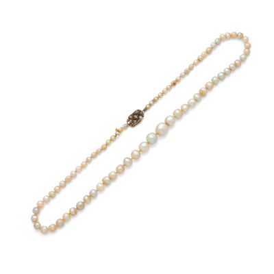 un collier de perles de culture et de diamants