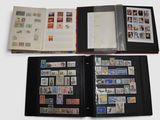 beaucoup de timbres dans une chemise sur la table