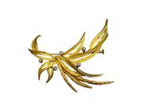 une image représentant une broche en forme d'oiseau en or sertie de diamants, sur fond blanc