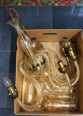 une boîte contenant tout un tas d'ampoules