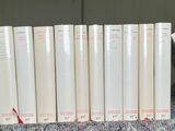 une pile de livres posés sur un lit