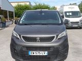une camionnette noire garée sur un parking à côté d'autres véhicules