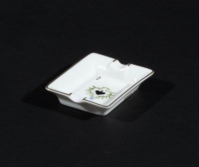 HERMES Petit cendrier carte à jouer en porcelaine.