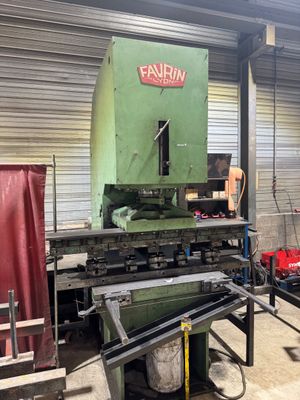 une grande machine installée dans un bâtiment