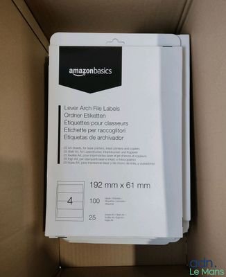 une boîte contenant des étiquettes de toutes sortes