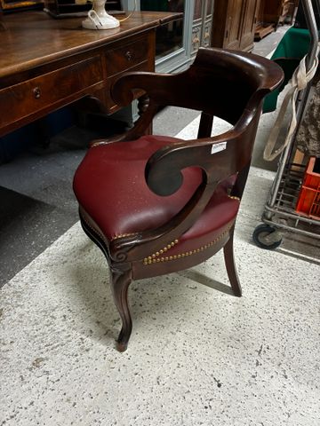 Fauteuil de bureau à crosses garni de cuir bordeaux