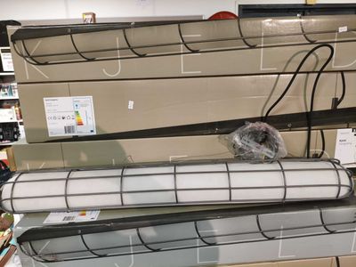 il y a beaucoup de types d'appareils électroménagers différents dans le magasin