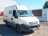une camionnette blanche garée devant un bâtiment