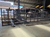 une grande pièce comportant de nombreuses structures en acier