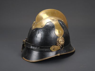 un vieux casque orné d'une décoration dorée sur le dessus