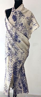 une image d'un mannequin vêtu d'un vêtement à motifs bleus et blancs