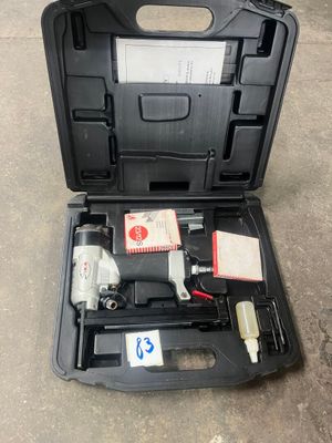 une photo d'une trousse à outils dans un coffret posé par terre