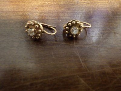 une paire de boucles d'oreilles posée sur une table