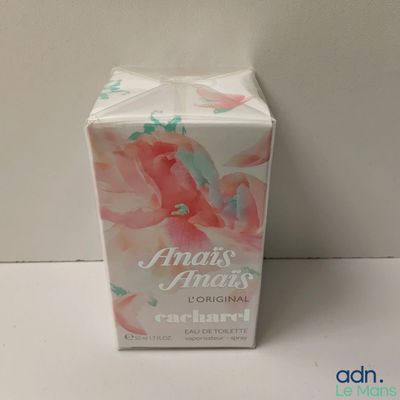 une photo d'un coffret de parfum posé sur une table