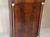 une armoire en bois avec un plateau en marbre, posée sur un sol carrelé